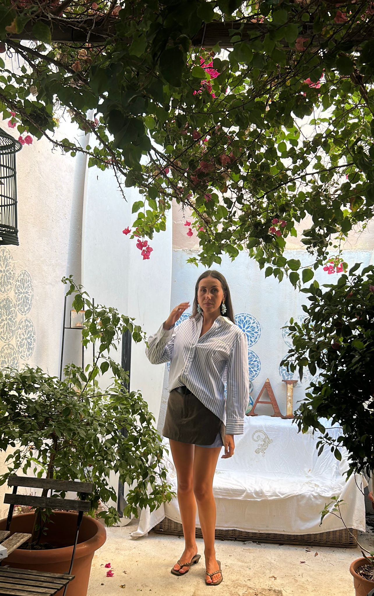 Edimburgo - An urban-inspired, sophisticated asymmetrical mini skirt