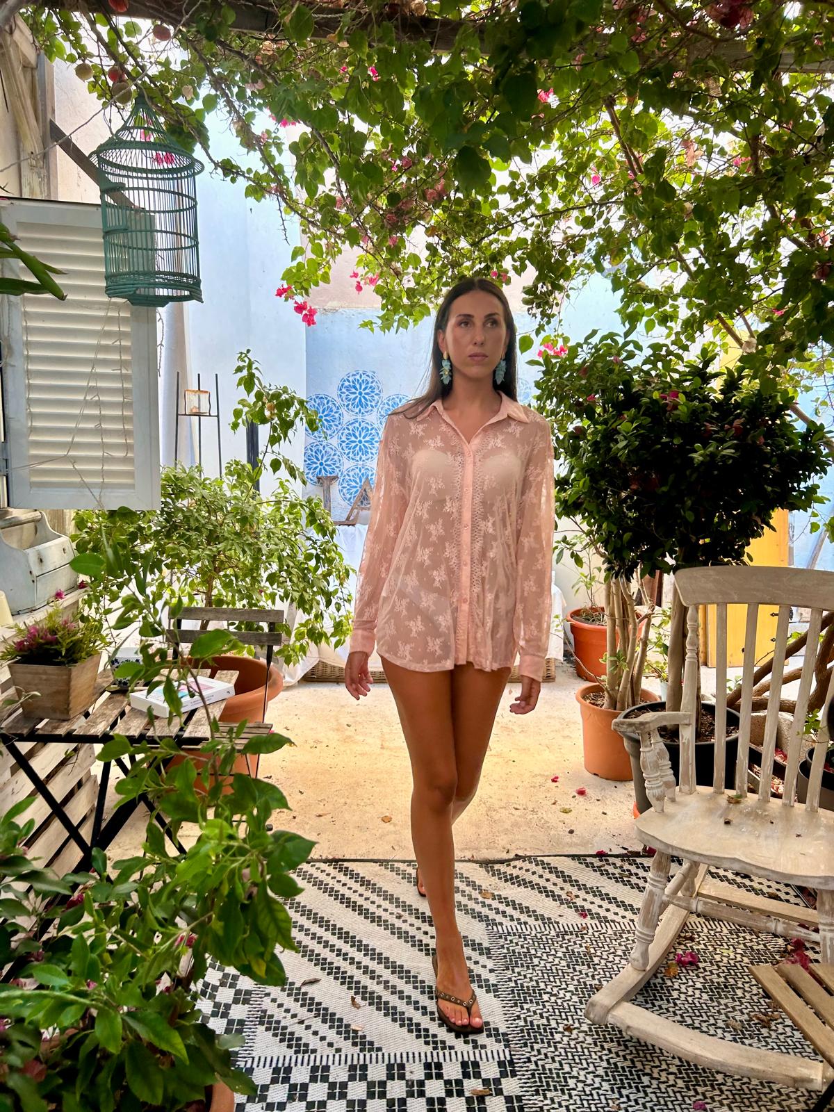 Venecia - Delicate and feminine blouse in a lightweight, semi-sheer fabric with floral embroidery